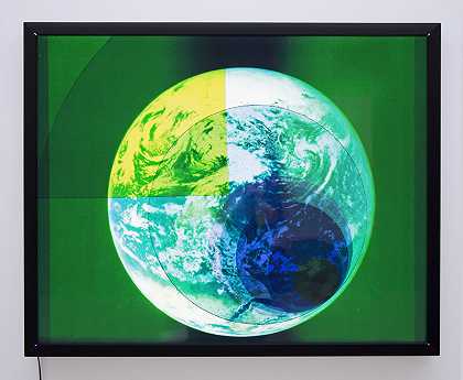 被扭曲成光明的存在：地球母亲（2021） by Jeanne Liotta