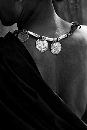 戴着珠宝的女人。（巴士塔贝努尔村，2005年） by Manoj Kumar Jain