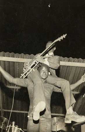 蒂亚莫德扬，非洲民族回声乐队的首席吉他手。(1965-1975) by Sanlé Sory