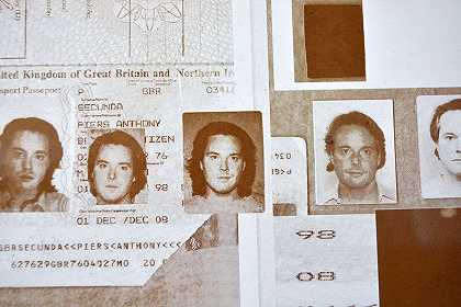 30年护照和身份证照片（1991-2021）（2021） by Piers Secunda