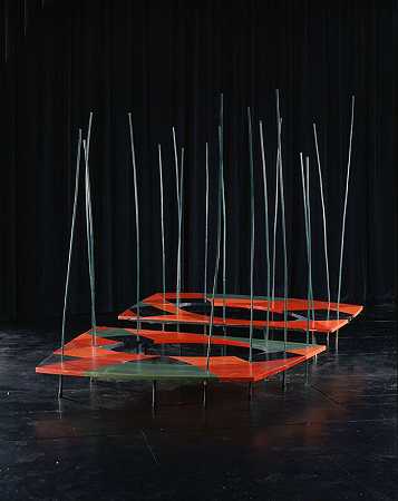 玛莎·格雷厄姆的舞蹈《四面楚歌花园》的舞台（1958年） by Isamu Noguchi