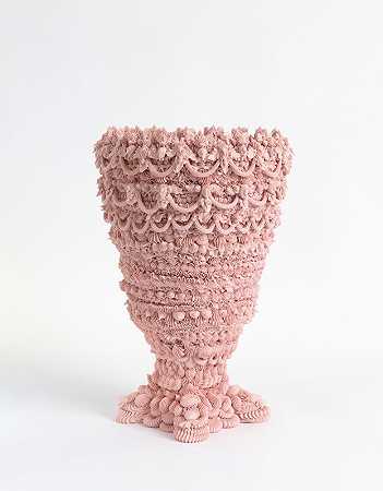 装饰瓮：粉色和无用（2020） by Ebony Russell