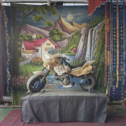 莉拉的摩托车（2017） by Anu Kumar