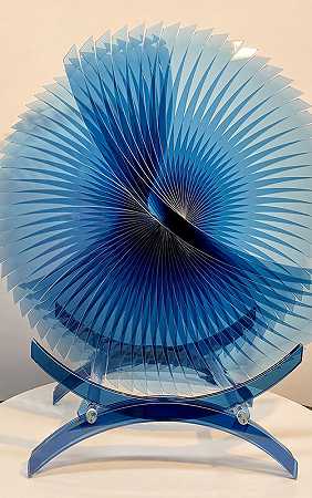 “几乎是一个撕裂的太平洋”抽象玻璃雕塑（2020年） by Tom Marosz
