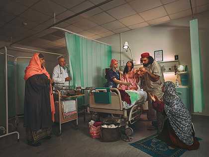 呼吁祈祷——传统穆斯林出生的舞台文化照片（2020年） by Natalie Lennard