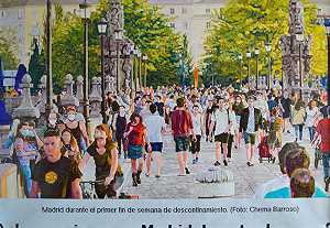 据《数字马德里日报》上刊登的切玛·巴罗佐（Chema Barroso）的照片，马德里在金融危机的第一个周末陷入困境。ES，2020年5月4日（2021年） by simeón saiz ruiz