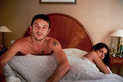 Joana and Aurèle in Bed，巴黎（2001） by Nan Goldin