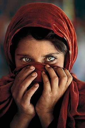手放在脸上的阿富汗女孩（1984） by Steve McCurry