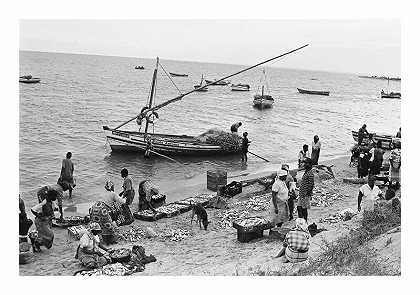 渔船和鱼类卖家，水是我们的系列（2005） by Andrew Tshabangu