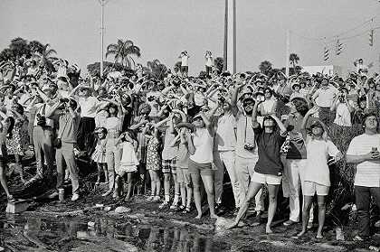阿波罗席西推出人群观看和拍照，甘乃迪角，佛罗里达州- 1969年7月16日（1969）日可出售 by Jean-Pierre Laffont