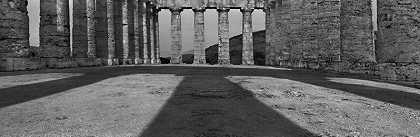 意大利，塞吉斯塔（西西里岛），多里克神庙，室内。6 x 14柱的花柱（约31 x 56米）。这座建筑尚未完工，因此柱子上没有天花板或凹槽。公元前5世纪末。从西边看。照片：2006年。（2006年） by Josef Koudelka