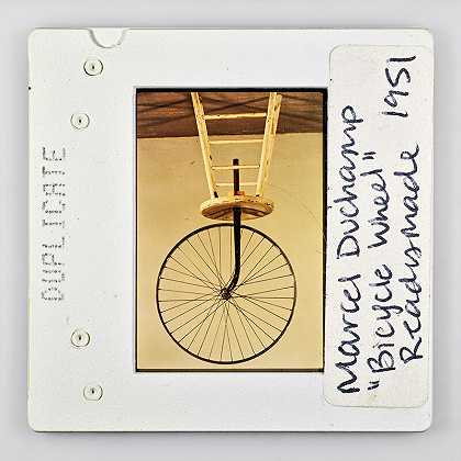复制Marcel Duchamp“自行车车轮”成衣1951小型（2019年） by Sebastian Riemer