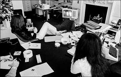约翰·列侬（John Lennon）和小野洋子（Yoko Ono）在伦敦萨维尔街（Savile Row）的苹果唱片公司（Apple Records）办公室观看关于他的电视节目（1969年） by Luiz Garrido