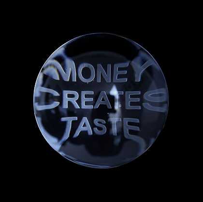《金钱从真理中创造品味》，1977-79（2004） by Jenny Holzer