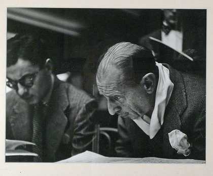 伊戈尔·斯特拉文斯基和理查德·莫尔在录音会议上（1949年） by Richard Harrah