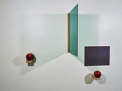 带两个苹果（绿色、黑色、红色）的祈祷（2017） by Páll Haukur Björnsson