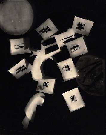 射线记录仪（带字母模板的枪）（1924年） by Man Ray
