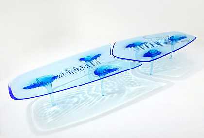 餐桌“液态冰川”色（2012年） by Zaha Hadid