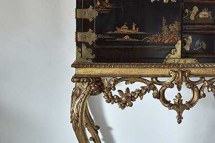 乔治三世（George III）最初的镀金雕刻架上有一个中国出口漆器柜。（分别约1700和1760年） by Unknown