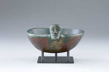 一个古代凯尔特铁器时代的青铜杯，由一个剃得干干净净的人抬起头铸造（公元前500年至公元前200年） by Ancient