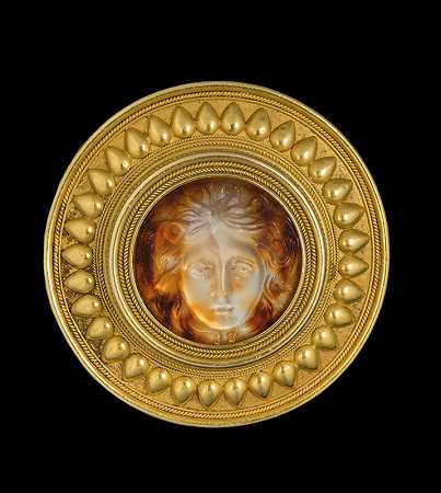 金色圆形胸针，玛瑙浮雕，描绘美杜莎（1840-1845） by Fortunato Pio Castellani