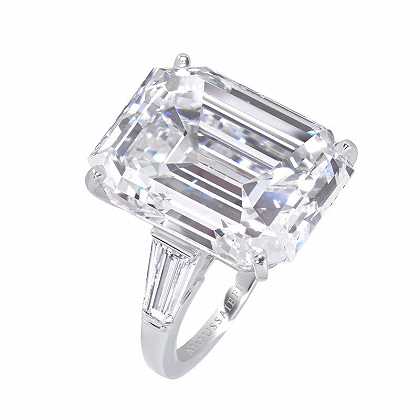 一枚华丽的28克拉D色、内部无瑕疵的IIA型钻石戒指。 by Moussaieff Jewellers