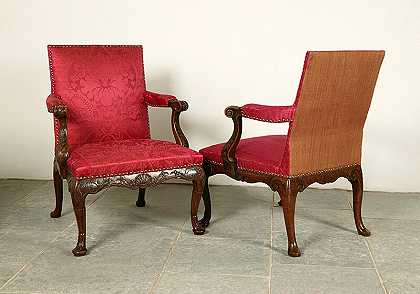 一对乔治二世雕刻的胡桃木扶手椅，上面有一个旅行者的印章“IT”。（约1730年） by George II