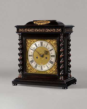 约翰内斯·埃布斯沃斯·隆迪尼·费希特。这是一款罕见的查理二世时期的乌木镀金台钟，带有转盘底座，由这位杰出的早期制造商制造。（约1680年） by John Ebsworth