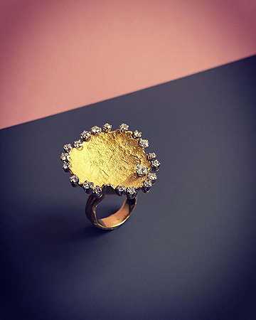 黄金和钻石“树皮”戒指（2019年） by Grima