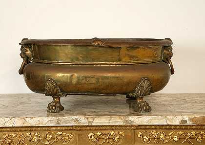 乔治二世（George II）的黄铜葡萄酒冷却器，在毛茸茸的爪子上两侧各有狮子面具手柄。（约1740年） by George II