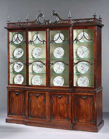 乔治二世设计的桃花心木瓷器柜，由托马斯·奇本代尔设计（约1755年） by Thomas Chippendale
