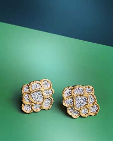 黄金和钻石耳环（2015年） by Jojo Grima