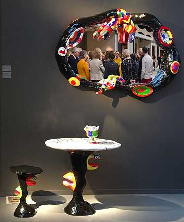 桌子、凳子和花瓶（1978年）（约1980年） by Niki de Saint Phalle