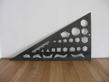 三角形形状（2008） by Rita McBride