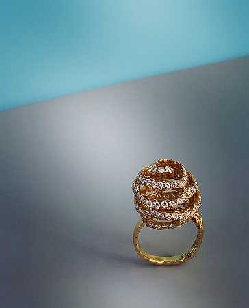 黄金和钻石“橘皮”戒指（2005年） by Andrew Grima