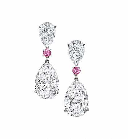 一对精致的D色、内部完美无瑕的IIA型钻石耳环，总重量为44克拉，与0.71克拉鲜艳的粉色钻石相衬。 by Moussaieff Jewellers