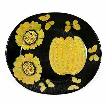 用黄色花朵和蝴蝶装饰的盘子（20世纪60年代） by Birger Kaipiainen