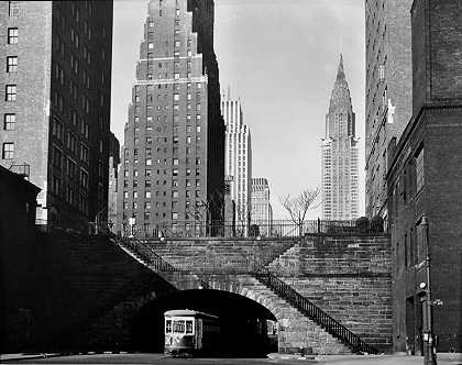 纽约42街尽头的建筑用电车（1945年） by Brett Weston
