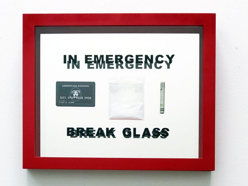 “在紧急情况下打碎玻璃”——混合媒体雕塑（2018） by Plastic Jesus