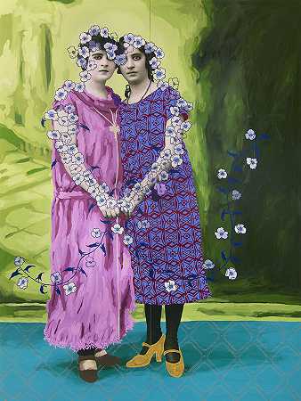 无标题（两名手持奶油和蓝色花朵的女性）（2019年） by Daisy Patton