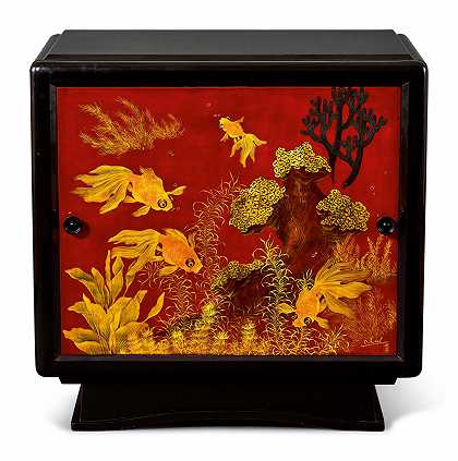 Truong Van Thanh |一个漆柜，面板上装饰着鱼漆木櫃, 畫板彩繪金魚 – 张文庆
