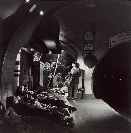 1943年，伦敦霍尔伯恩地铁站的亨利·摩尔 – 李·米勒
