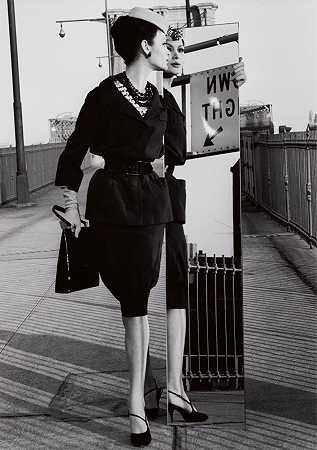 纽约布鲁克林桥和镜子上的安娜利斯，VOGUE，1963年 – 威廉·克莱因-