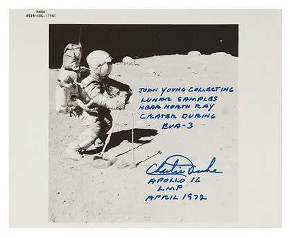 约翰·杨收集月球样本。1972年4月23日。 – [阿波罗16号]—