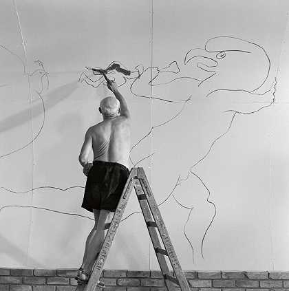 帕布罗·毕加索正在为卢西亚诺·埃默的纪录片《和平教堂》墙上的“战争与和平研究”绘画，瓦洛里斯，1953年 – 爱德华·奎因–