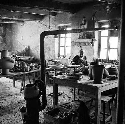 巴勃罗·毕加索（PABLO PICASSO）1951年在瓦洛里斯的马杜拉陶器厂工作 – 爱德华·奎因–