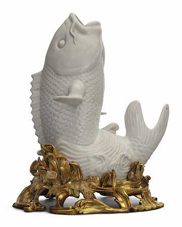 19世纪，一条带有路易十五风格镀金青铜坐骑的日本白瓷鲤鱼 – A–日本白瓷鲤鱼路易十五风格镀金青铜坐骑19世纪
