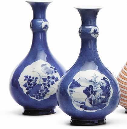 一对中国粉蓝色地瓶花瓶，清代，康熙时期 – 一对中国粉蓝地瓶花瓶清朝康熙时期