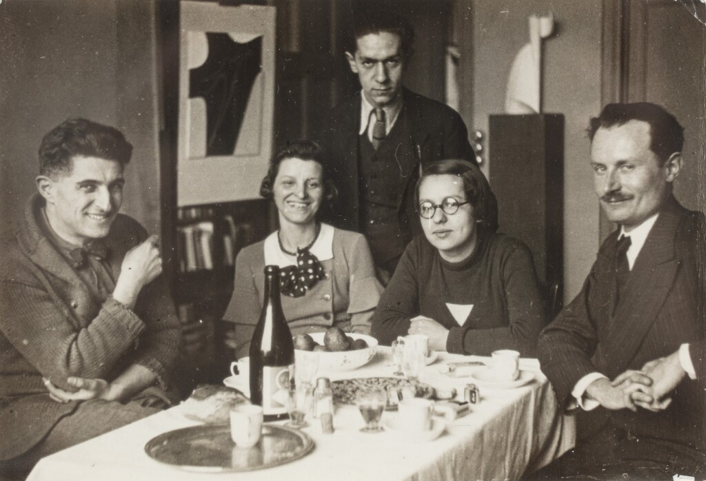 艾蒂安&艾玛·贝西和朋友们在她位于蒙特鲁的工作室用餐，约1929年。 – 安德烈-克泰兹