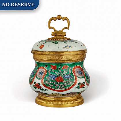 大约1700年，一件镶金青铜的中国粉彩罐和盖子 – A-RÉGENCE-GILT-brown-MOUNTED-CHINESE-Famile-VERTE-JAR-AND-COVER-CIRCA-1700